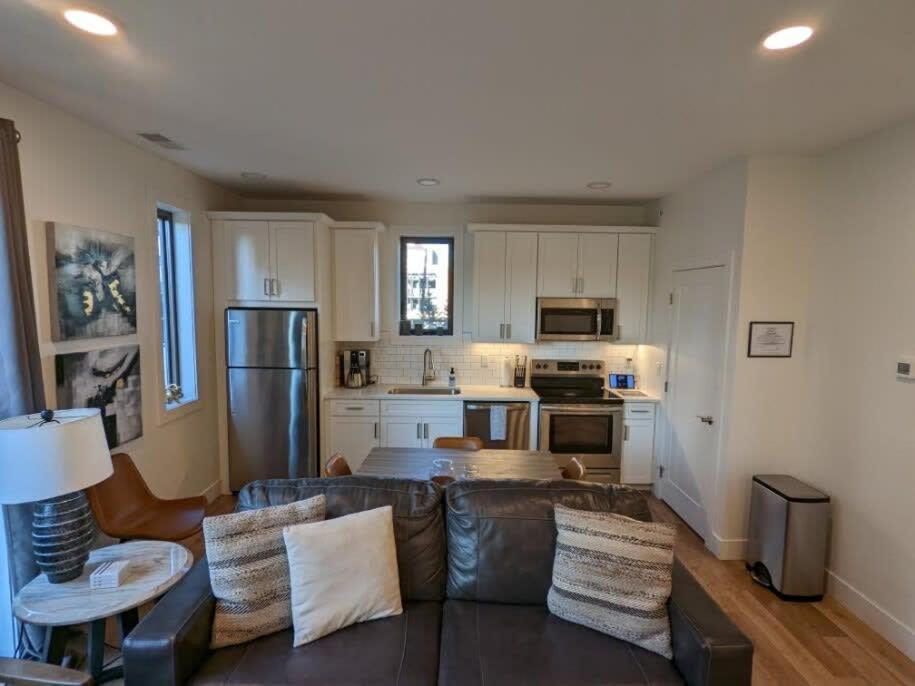 Location Location - Capri Condo 212 トラバーズ・シティ エクステリア 写真