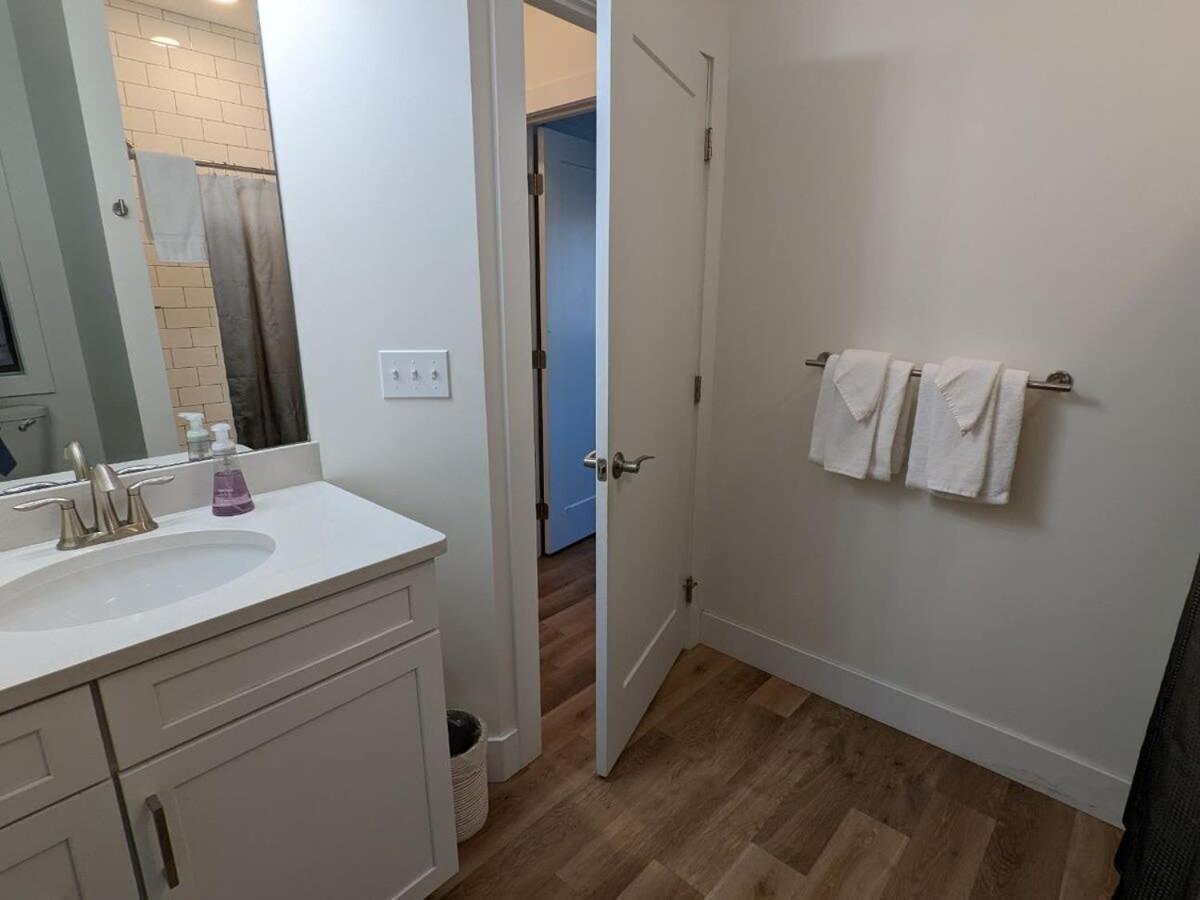 Location Location - Capri Condo 212 トラバーズ・シティ エクステリア 写真