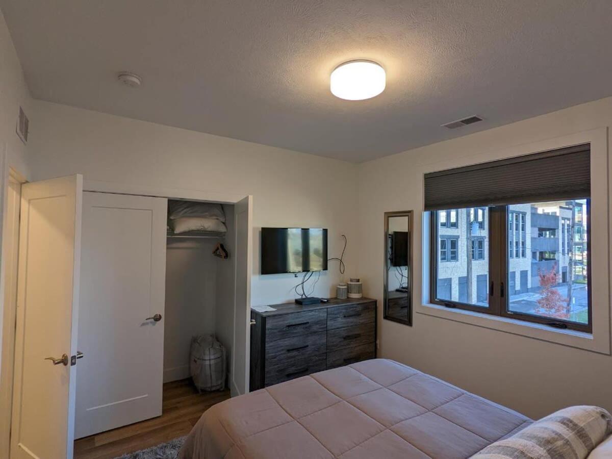Location Location - Capri Condo 212 トラバーズ・シティ エクステリア 写真
